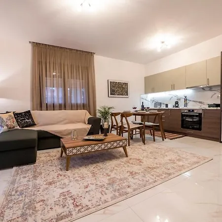 Filoxenia Luxury アパート